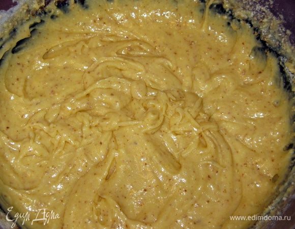 Добавить карамельный соус, перемешать до однородности. Всыпьте муку с разрыхлителем и миндаль. Быстро перемешайте до однородности. Тесто должно остаться пышным.