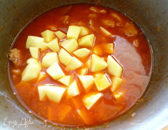 Я готовлю это блюдо и обжариваю все продукты сразу в казане. У кого нет казана, можете обжаривать все на сковороде, а тушить в любой другой посуде. Лук нарезать мелким кубиком, морковь кусочками. Ставим казан на плиту на средний огонь, наливаем растительное масло, нагреваем, затем выкладываем лук, помешивая, обжарим 2-3 минуты. Затем добавим морковь и еще обжарим 2-3 минуты. Добавляем томатную пасту, перемешаем и обжарим, помешивая, примерно минуту, затем добавляем натертые на крупной терке помидоры. Тушим, помешивая, до испарения жидкости (10-15 мин.) и следим, чтобы не подгорело. Добавляем горячую воду из чайника, чтобы она полностью закрыла овощи. Солим, перчим, добавляем лавровый лист, уменьшаем огонь до минимума и тушим 20 минут. Если надо, добавляем во время тушения воду. Блюдо должно быть не сухим, а похожим на очень густой суп.Чистим картофель,нарезаем его небольшими кубиками и выкладываем в казан.Тушим еще 10-15 минут.