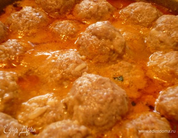 Снимаем крышку, добавляем зелень,щепотку сахара,щепотку сухой аджики, перемешиваем,пробуем на соль,если надо добавляем соли. Из фарша формуем шарики величиной с грецкий орех, выкладываем их поверх овощей,закрываем крышкой и еще тушим 10-15 минут.