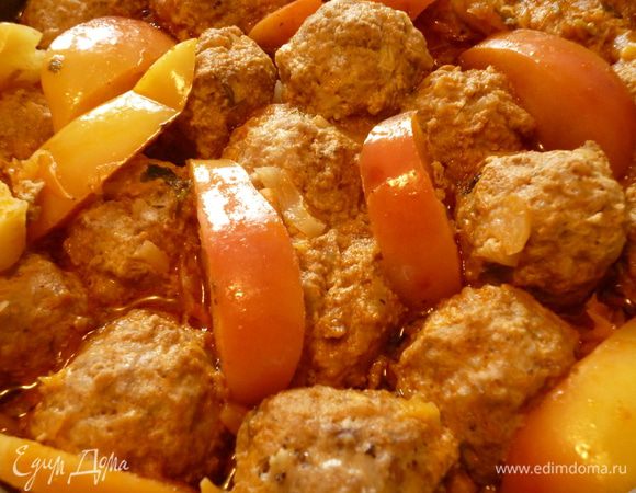 Яблоко очистить от семян,нарезать его дольками и выкладываем дольки в казан между фрикадельками,закрываем крышкой и еще тушим 10 минут. Выключаем огонь, даем блюду еще настояться минут 5 под крышкой и можно приступать к трапезе. Приятного вам аппетита!