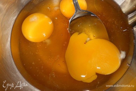 В мисочку вбить яйца и добавить к ним мед