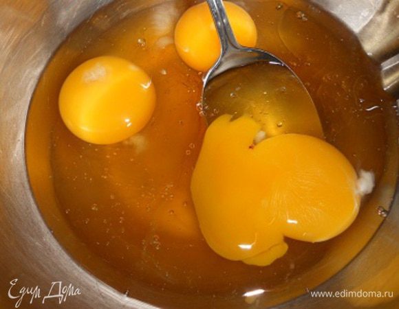 В мисочку вбить яйца и добавить к ним мед