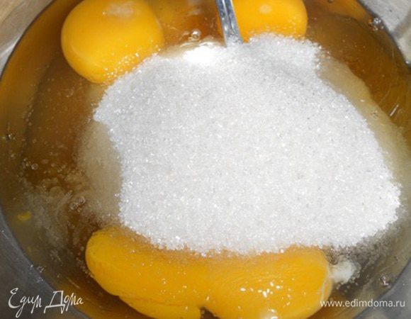 Добавить сахар, перемешать ложкой