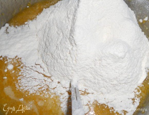 Всыпать муку частями, добавить соль и соду и вымешать до однородности