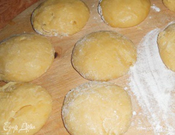 На следующий день достать тесто (оно будет очень густым) из холодильника и с помощью муки сделать шарики 6-7 штук