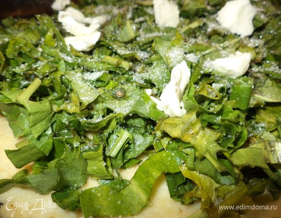 Щавель порезать как на суп, его должно быть много в пироге, слой около 2 см, посыпать сахаром как любите, но совсем мало не стоит, все-таки он кислый и это надо компенсировать, и разложить маленькие кусочки сливочного масла, закрыть вторым слоем теста, скрепить шов косичкой и сделать в середине дырочку.