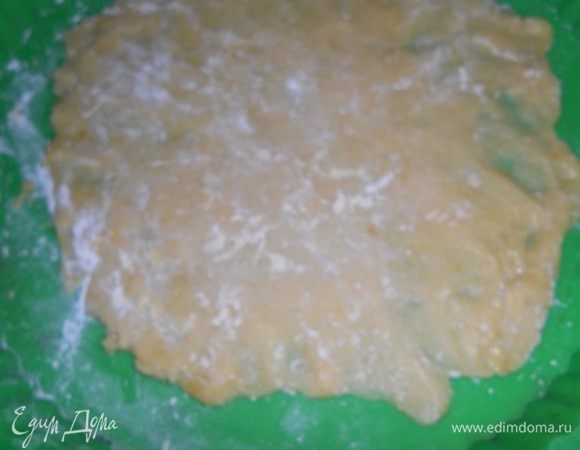 Выпекаем коржи - берем первый шар (тесто очень липкое), хорошо посыпаем руки мукой, кладем на форму (у меня силиконовая). Если форма у вас не силиконовая берем лист фольги, застилаем форму, кладем первый шар и распределяем пальцами по поверхности тесто (постоянно окуная руки в муку), таким образом придавливаем пальцами. Из шара теста делаем корж толщиной около 1 мм и ставим выпекать в духовку при т. 220 градусов на 4-5 минут до коричневого цвета и так выпекаем каждый корж.