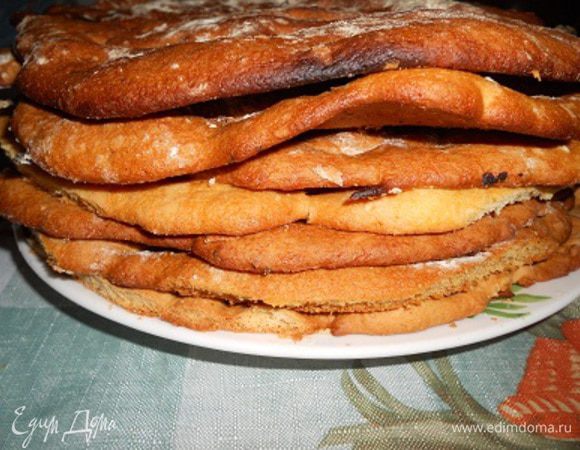 У меня получилось 7 коржей, края коржей обрезать по форме вашего блюда для торта, смолоть обрезанные края, ими можно обсыпать вверх и бока торта.