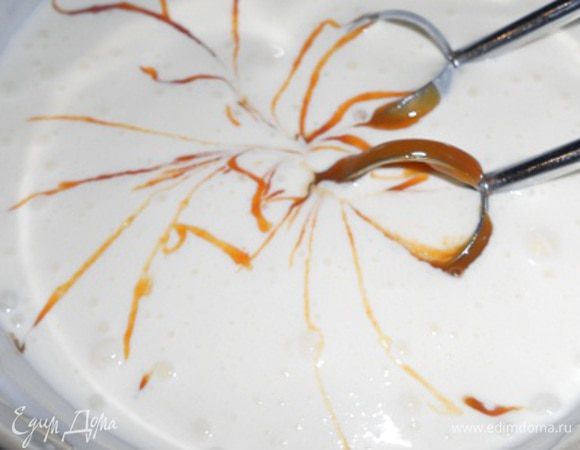 Теперь делаем часть крема - сметану взбить со сгущенным молоком.