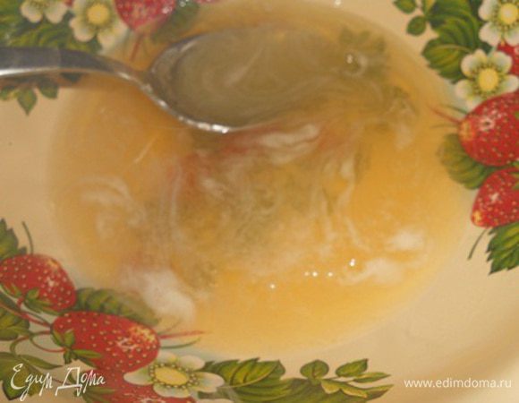 Варим пропитку - смешиваем лимонный сок, мед и сахар и варим на среднем огне около 4-5 минут.