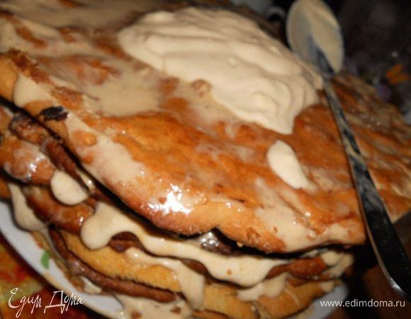 Берем второе блюдо и начинаем по одному перекладывать уже пропитанные коржи промазывая их нашим вторым  кремом, и так каждый корж, затем смазываем бока и посыпаем крошкой от оставшихся обрезков коржей, вот торт и готов.