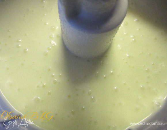 Если у вас есть остатки крема, все просто смешиваем и вводим предварительно разведенный желатин. Хорошо взбиваем в комбайне или блендере.
Или же приготовить кремы по отдельности. Со сметанно-творожным все просто, творог (можно брать сливочный нежный творог или же домашний) сметану и сахар хорошо взбить в комбайне.
Крем патисьер можно приготовить по рецепту http://www.edimdoma.ru/retsepty/39464-konditerskiy-krem-patisier-creme-patissiere
Смешать два крема, ввести растворенный желатин.