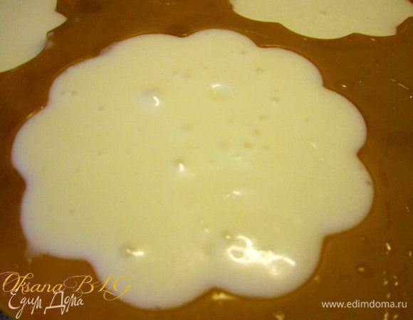 Разлить крем по силиконовым формочкам. Поставить на 30-60 минут в холодильник.