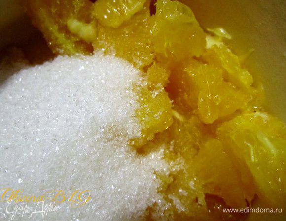 Пока крем остывает, приготовить джем.
Апельсины очистить, убрать все пленочки. Добавить сахар, поставить на огонь, варить на низком огне, после закипания 10-15 минут.