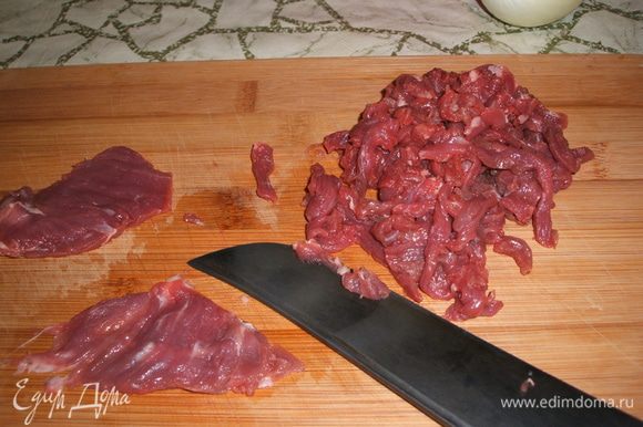 Мясо мелко нарезаем (я его обычно сразу солю и перчу).