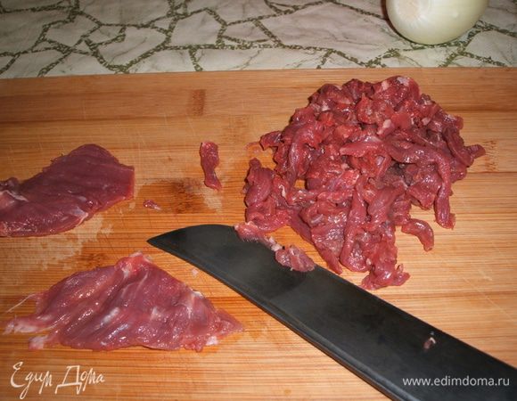 Мясо мелко нарезаем (я его обычно сразу солю и перчу).