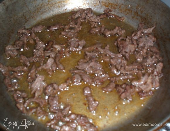 Обжарить в сковороде, на разогретом растительном масле.