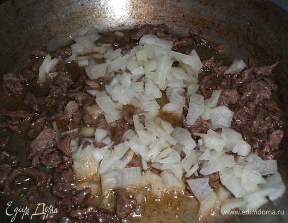 Добавляем мелко нарезанный лук и обжариваем до золотистого цвета. Можно сразу добавить чеснок (выдавленный через пресс или мелко нарезанный).