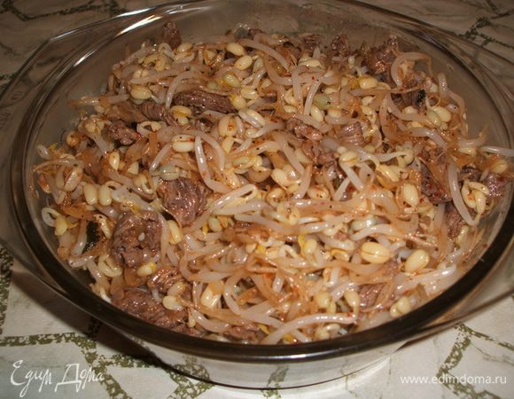 Выкладываем маш в посуду и заправляем наш салат добавляя мелко нарезанную кинзу, соль, специи и др. ингредиенты. Перемешиваем и убираем в холодильник, чтоб салат настоялся. Вот и все, полезный и вкусный салат готов! Приятного аппетита!!!!!