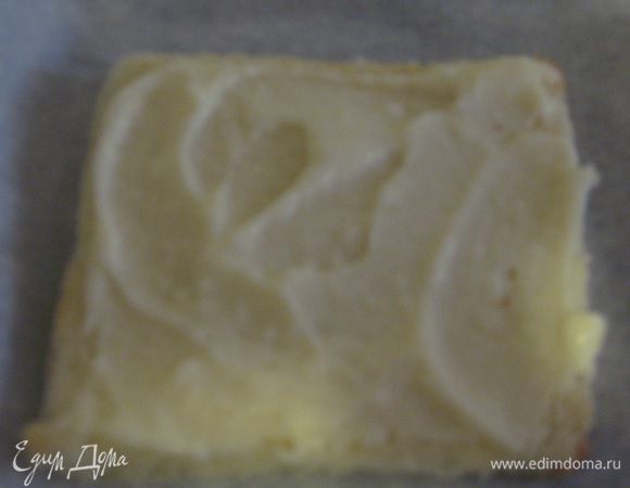 На  каждый тост выложить по 2 ст.л. соуса....