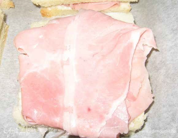 сверху положить ветчину и накрыть вторым куском хлеба....