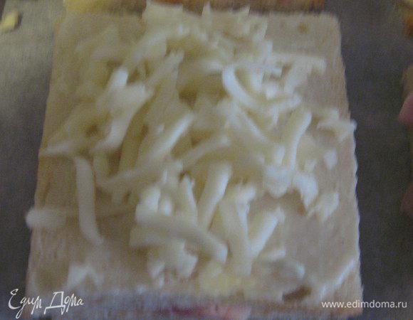 сверху опять соус и присыпать натертым сыром.