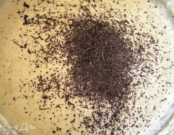 Закваску "оживить" и приготовить опару по рецепту http://www.edimdoma.ru/retsepty/33095-pshenichnyy-hleb-na-hmelevoy-zakvaske до 10 шага включительно. Затем добавить соль, базилик, муку и масло,