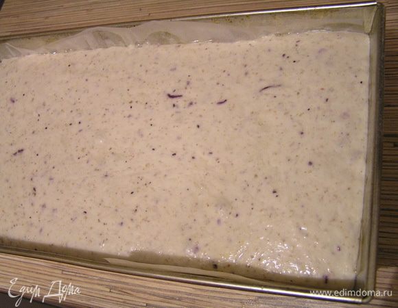 Выложить тесто в форму для выпечки хорошо смазанную растительным маслом (или застеленную бумагой для выпечки). Сверху тесто смазать растительным маслом, разровнять ложкой, накрыть крышкой (или кухонным полотенцем) и снова поставить в теплое место. Через 3-4 часа тесто увеличится вдвое - можно выпекать.