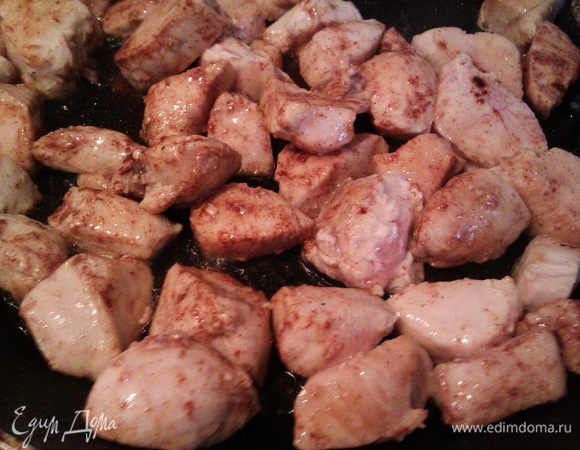 Нарезаем филе, обжариваем с 1 ч. л. корицы на оливковом масле до золотистой корочки на сильном огне.