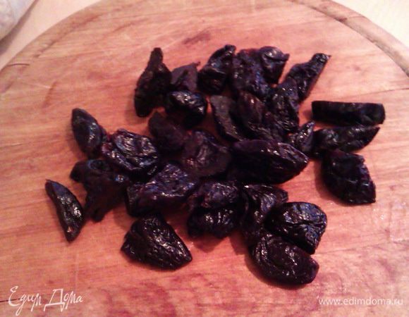 Чернослив разрезаем вдоль пополам.