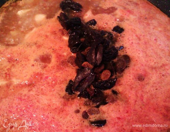 Куриное филе заливаем бульоном, добавляем измельченные в комбайне томаты, всыпаем чернослив, изюм, специи и оставшуюся чайную ложку корицы.