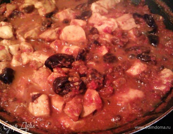 Снижаем огонь и тушим до загустения соуса около 40 мин. За это время сухофрукты немного развариваются и вместе со специями пропитывают мясо чудесными ароматами!!!