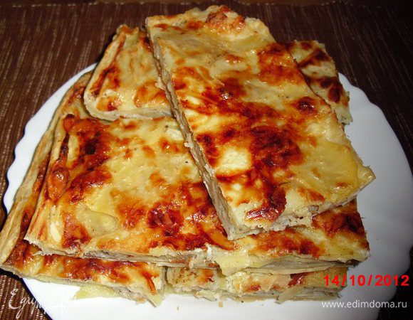 Теперь берём сметану(кому нравится с майонезом делайте с майонезом) взбиваем с яйцом туда добавляем тёртый сыр( сыр я натераю на тёрке с крупными дырочками) и заливаем сверху пирог. Духовку предварительно разогреть до 250° а потом переключить на 180° и поставить выпекать до готовности пирог в духовку. Приятного Вам Аппетита!

