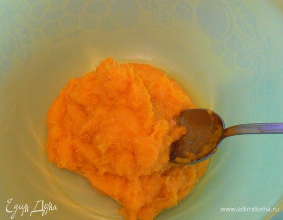  Очистить тыкву и порезать кусочками.  Выпечь в микроволновке или духовке без  воды до мягкости, пюрировать. Отвесить 220 г. 