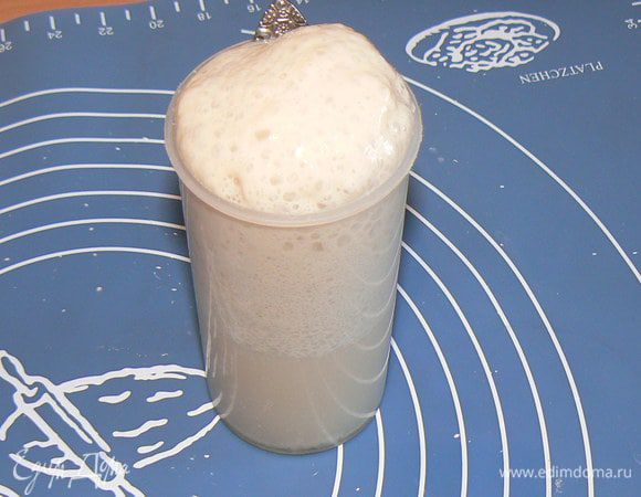 смешать дрожжи с водой + сахар