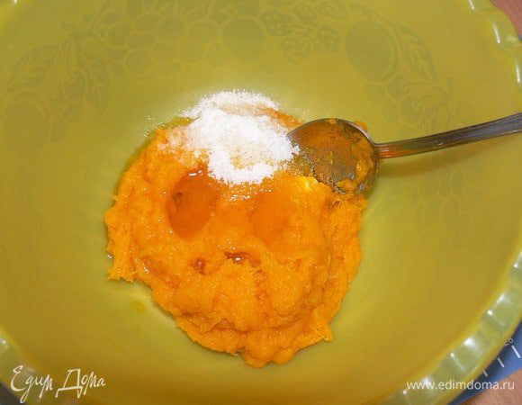к тыквенному пюре добавить масло, соль