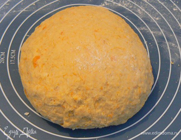 Должно получиться довольно крепкое, элластичное тесто, отстающее от стенок миски.  В зависимости от консистенции тыквенного пюре можно добавить либо воды, либо муки. 