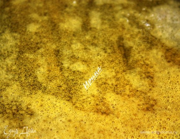 В разогретое сл.масло и растительное, добавляем карри. Хорошо перемешиваем.
