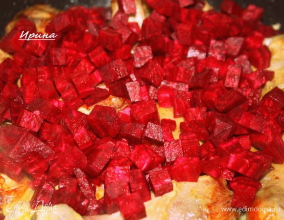 Затем мелким кубиком свекле и тушим под крышкой 15 мин
