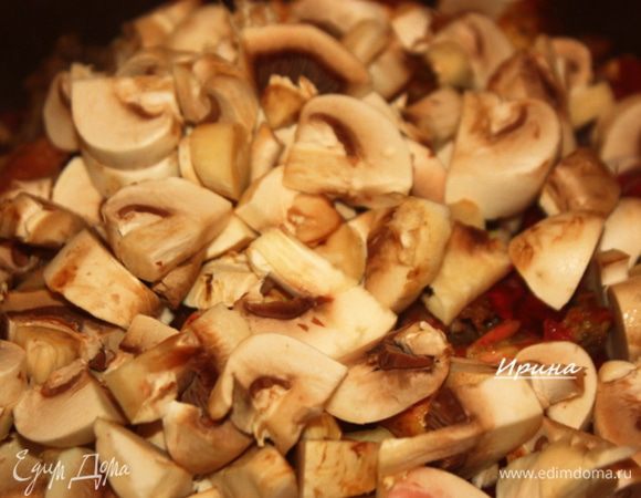 после этого добавляем грибы и тушим еще 5 мин
