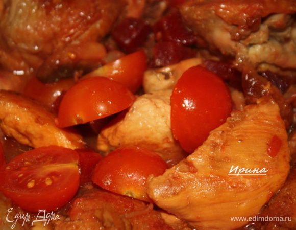 Помидоры черри, солим и добавляем немного бульона примерно 100 мл тушим еще 5 мин. Добавляем сливки тоненькой струйкой и хорошо перемешиваем
