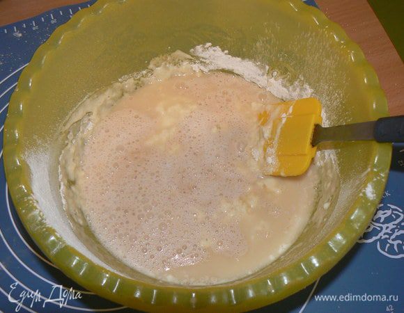 Просеять в миску муку , влить дрожжи,  и начать замешивать тесто. 