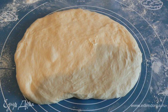 Готовое тесто ( оно должно увеличиться в 2 -2,5 раза) очень мягкое; выложить его на посыпанную мукой поверхность и расправить руками в прямоугольник.