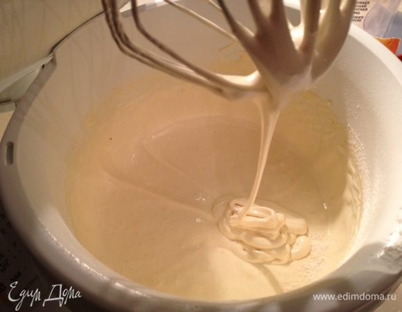 Взбить яйца с сахаром, пока масса не станет светлой,добавить муку, предварительно просеянную, 1/3 пакетика разрыхлителя и щепотку корицы. Хорошо все перемешать.Растопить сливочное масло,влить его в тесто и снова хорошо перемешать.