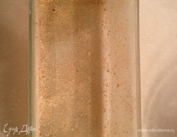 Форму для выпечки смазать сливочным маслом и присыпать панировочными сухарями.