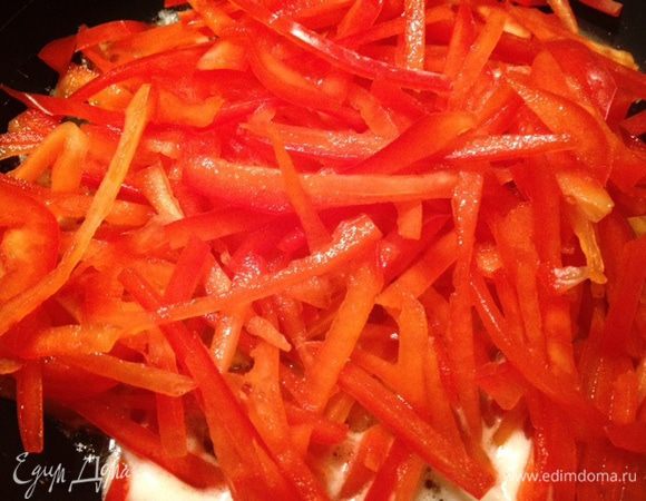 Болгарский перец нарезать очень тонкой соломкой. Затем обжарить на сливочном масле до мягкости.