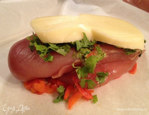 Взять 4 листа бумаги для запекания,в центр каждого уложить немного сладкого перца, сверху выложить куриные грудки, посыпать их обильно рубленой кинзой, накрыть толстым куском сулугуни.