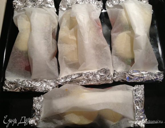 Поднять края бумаги посередине и завернуть их раза 3-4, затем закрутить боковые части. Для лучшей фиксации я завернула края еще и фольгой.Запекать в разогретой до 170С духовке 20-30 мин. 