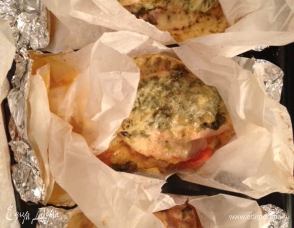 Разорвать бумагу посередине и выложить грудки в тарелки вместе с бумагой.Приятного аппетита!!!