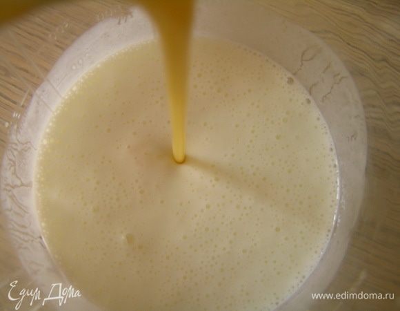 В кефир добавить соль и соду, перемешать. Отдельно немного взбить яйца с сахаром, влить в кефир.